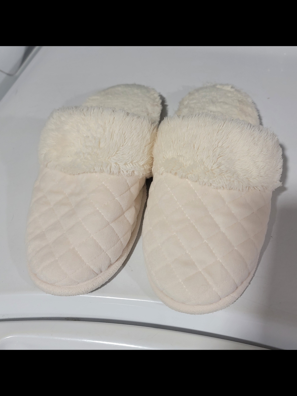 Like New- Dearfoams- Super soft cream slippers. Large-9-10